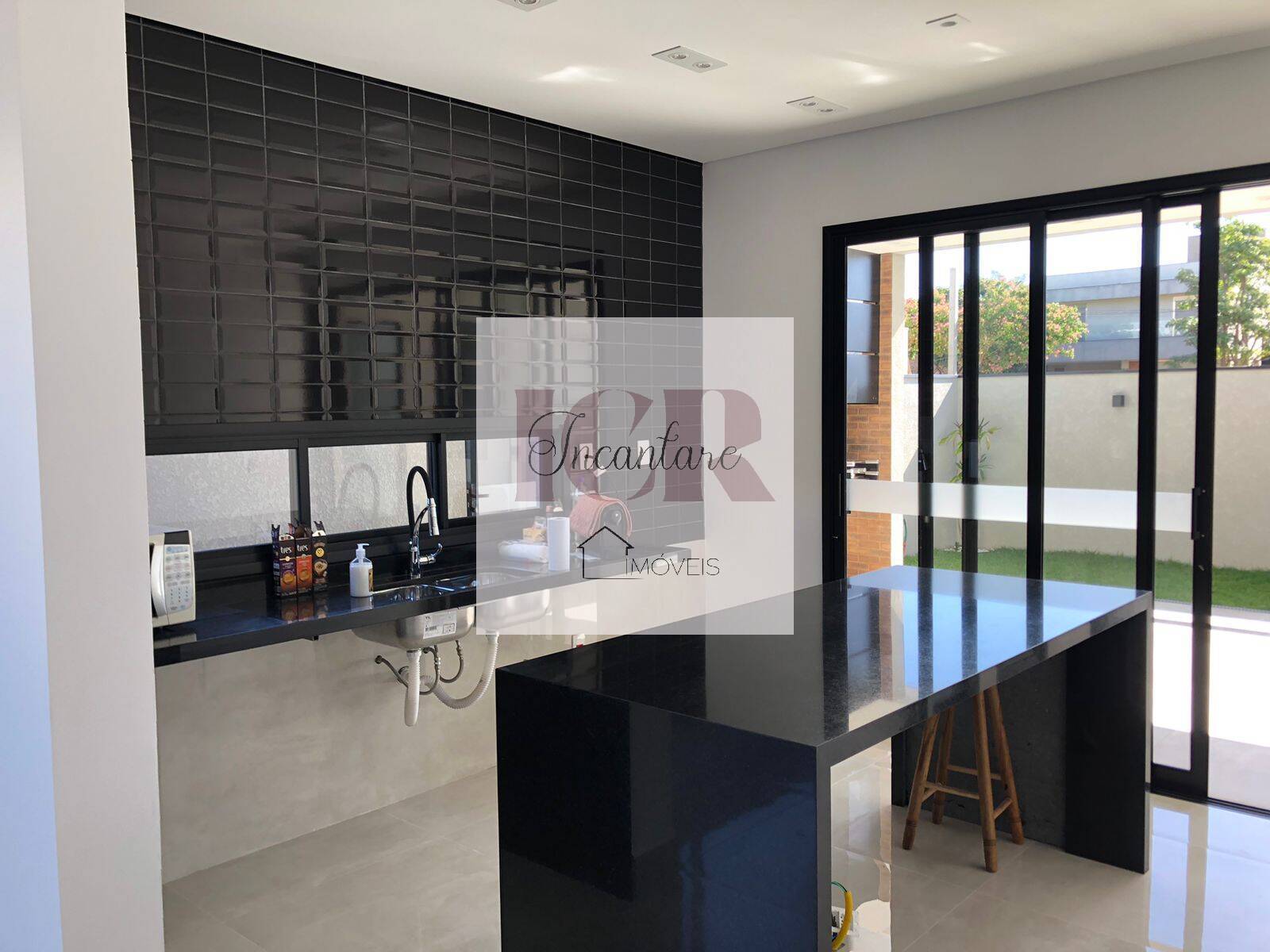 Casa à venda com 3 quartos, 187m² - Foto 1