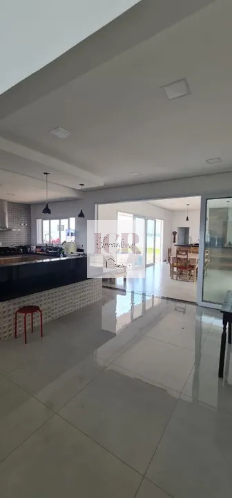 Casa de Condomínio à venda com 4 quartos, 320m² - Foto 1