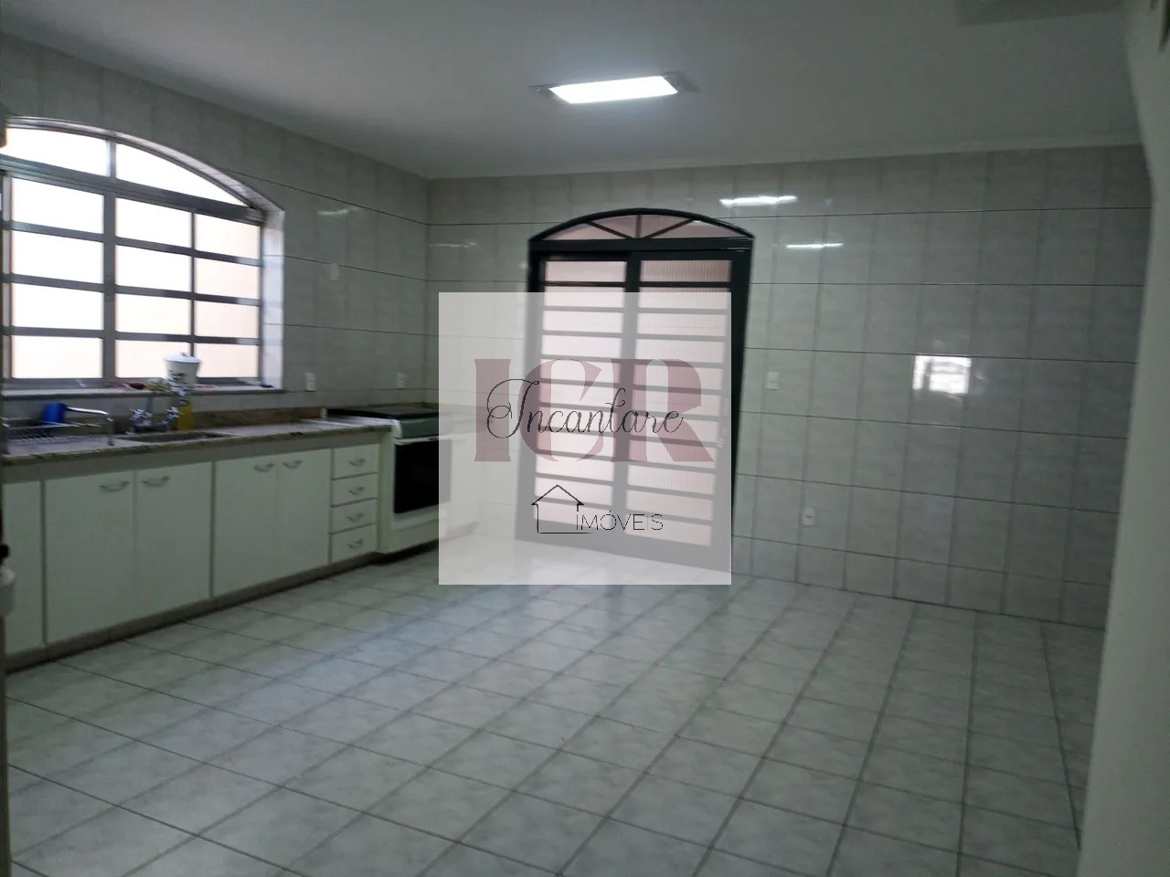 Sobrado à venda com 3 quartos, 200m² - Foto 2